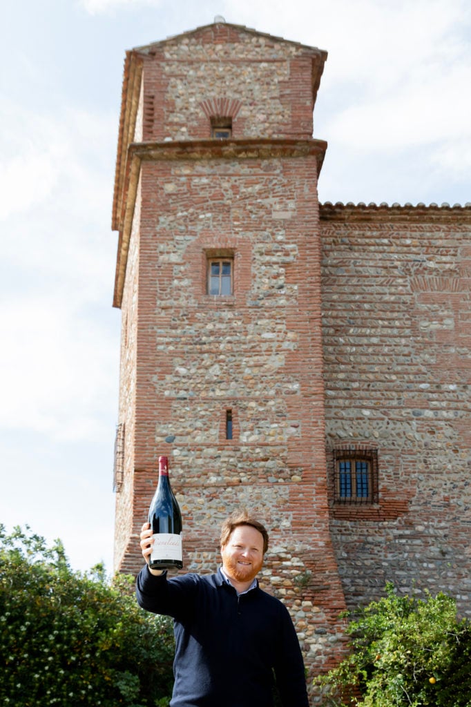 William Jonquères d'Oriola a la entrada de los viñedos del Chateau de Cornelia